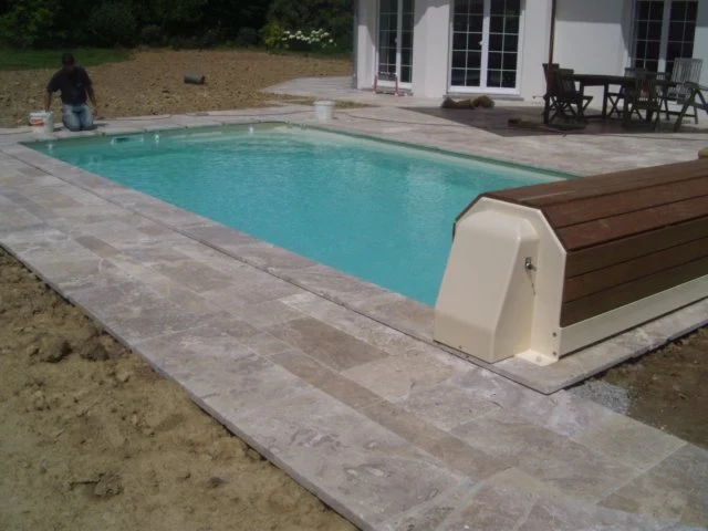 Piscine avec terrasse et maison, réalisation Batirhin