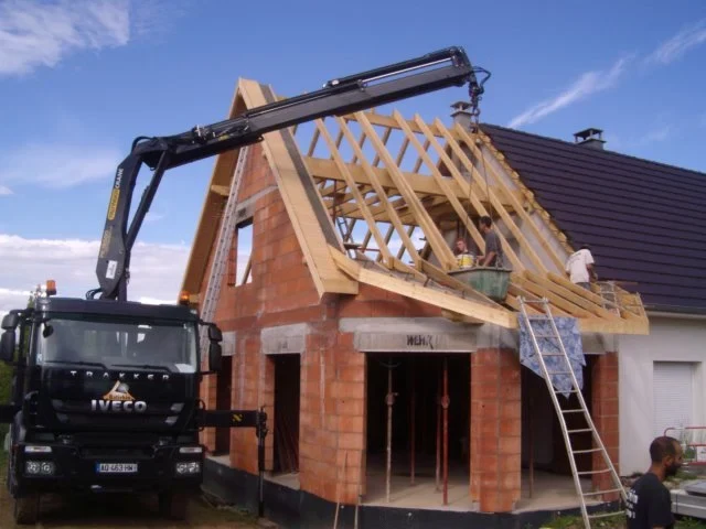 Chantier de construction Batirhin avec pose de charpente