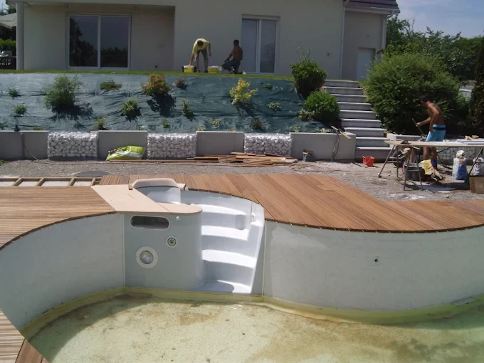 Aménagement autour d’une piscine